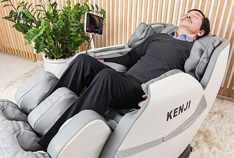 NSND Trung Anh đã dùng ghế massage toàn thân đa năng KENJI-Q8 và hoàn toàn bị thuyết phục